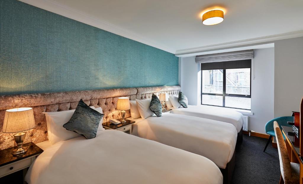 Postel nebo postele na pokoji v ubytování Handel's Hotel