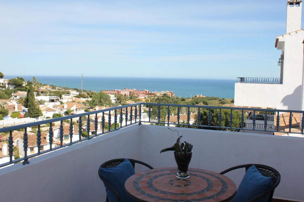 d'un balcon avec une table et des chaises donnant sur l'océan. dans l'établissement Costadelsolflat2, à Benalmádena