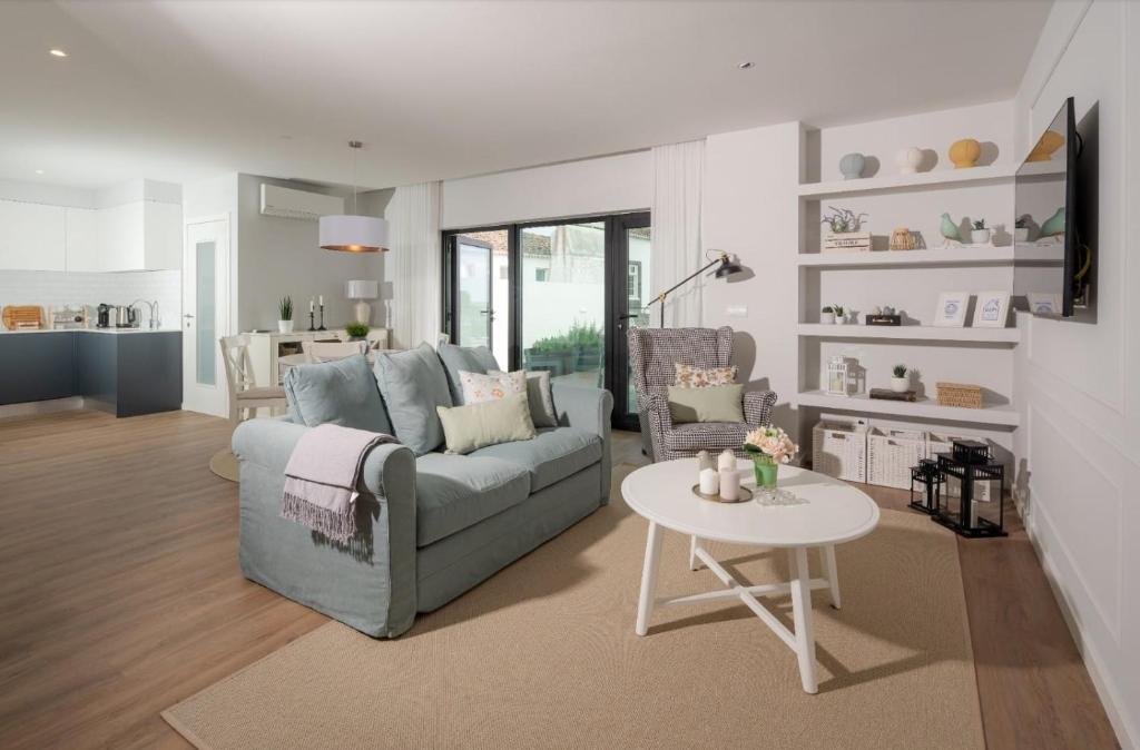 sala de estar con sofá y mesa en Simple&Charming Guest Apartment, en Ponta Delgada