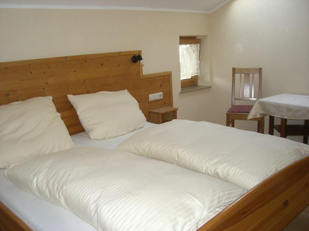 Postel nebo postele na pokoji v ubytování Gasthaus Kellerer