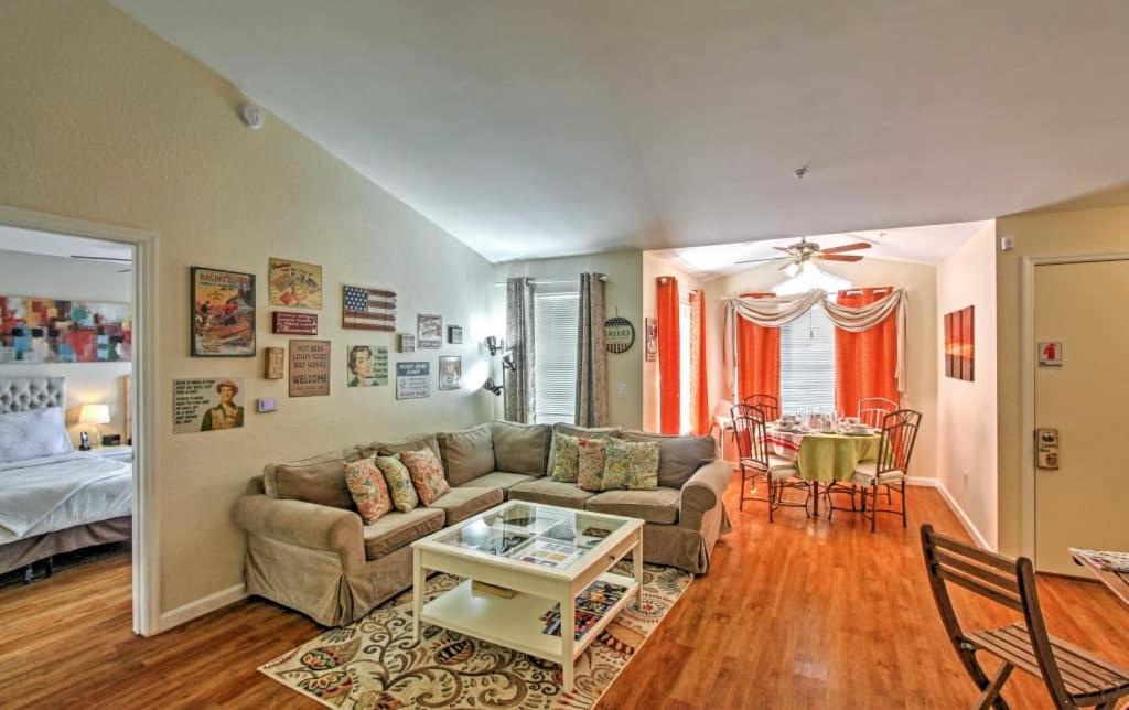 una sala de estar con un sofá y una mesa en Disney Adjacent, en Kissimmee
