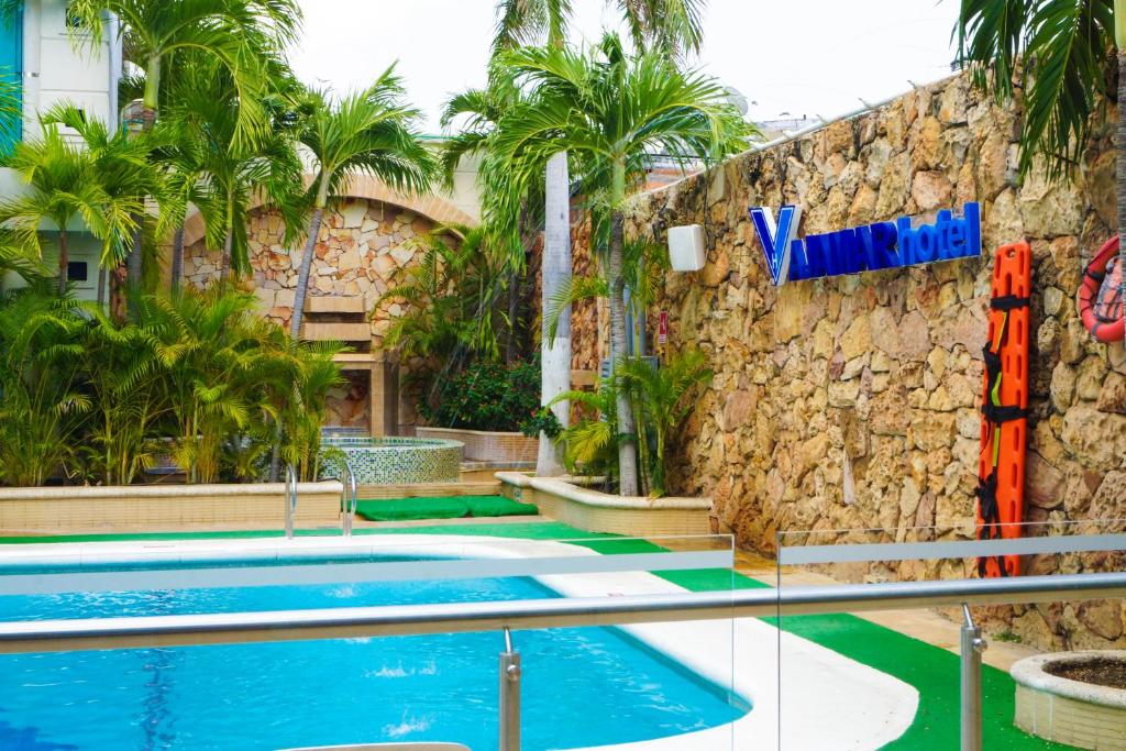 Bazén v ubytování Vajamar Hotel nebo v jeho okolí