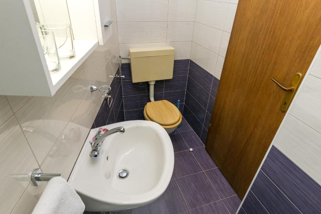 A bathroom at Pansion Alen - Dugi otok