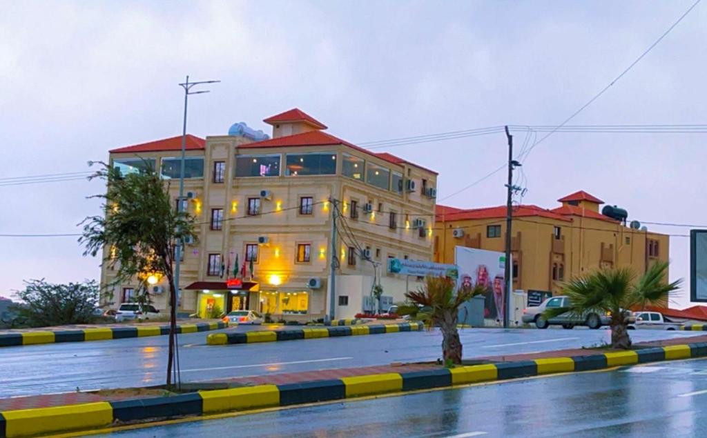 un edificio al lado de una calle en Danat Layalina Apparthotel, en Al Namas