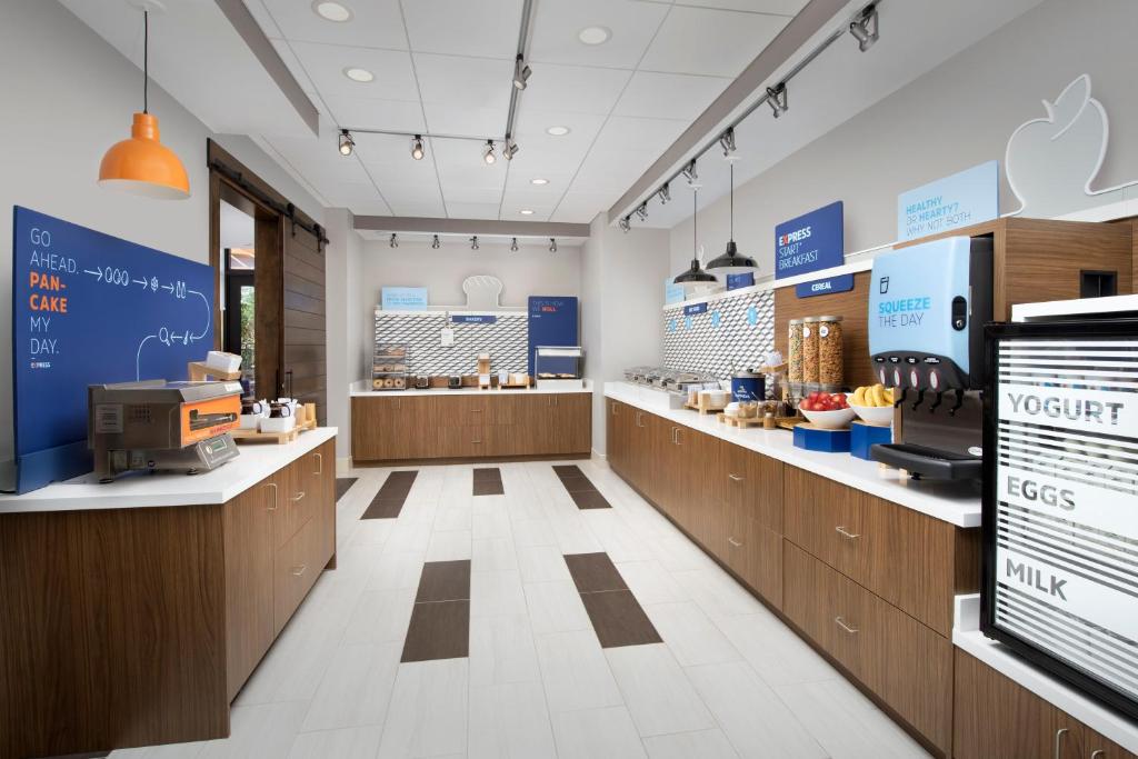 Holiday Inn Express Pensacola Downtown by IHG photo