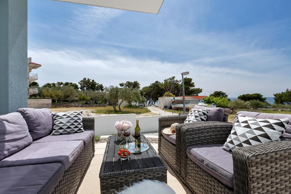 Posedenie v ubytovaní Luxury Promajna Beach Apartment