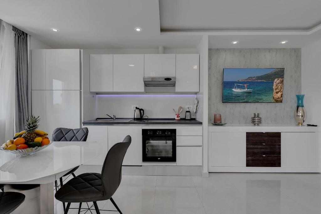 Kuchyňa alebo kuchynka v ubytovaní Luxury Promajna Beach Apartment