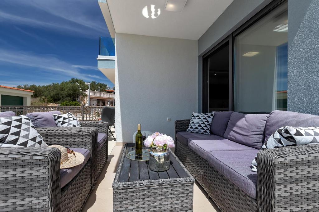 Posedenie v ubytovaní Luxury Promajna Beach Apartment