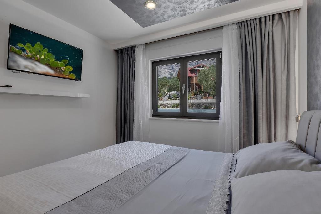 Posteľ alebo postele v izbe v ubytovaní Luxury Promajna Beach Apartment