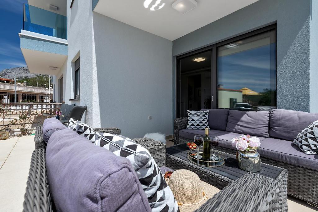 Posedenie v ubytovaní Luxury Promajna Beach Apartment