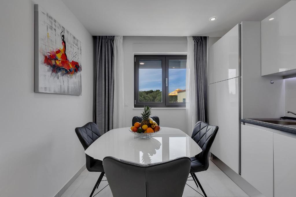 Kuchyňa alebo kuchynka v ubytovaní Luxury Promajna Beach Apartment