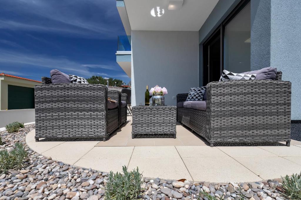Posedenie v ubytovaní Luxury Promajna Beach Apartment