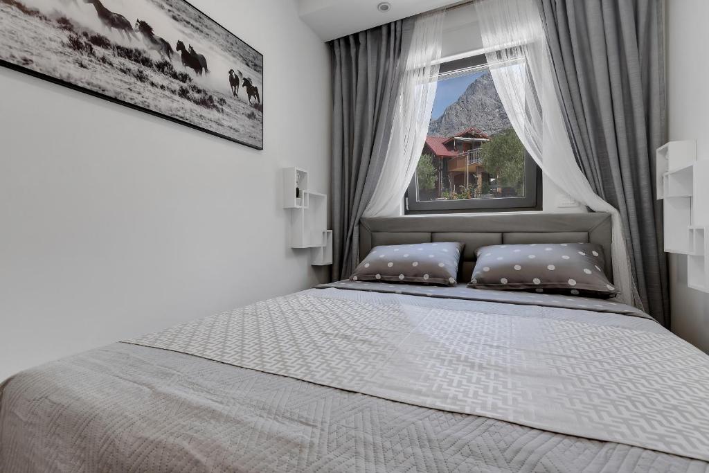 Posteľ alebo postele v izbe v ubytovaní Luxury Promajna Beach Apartment