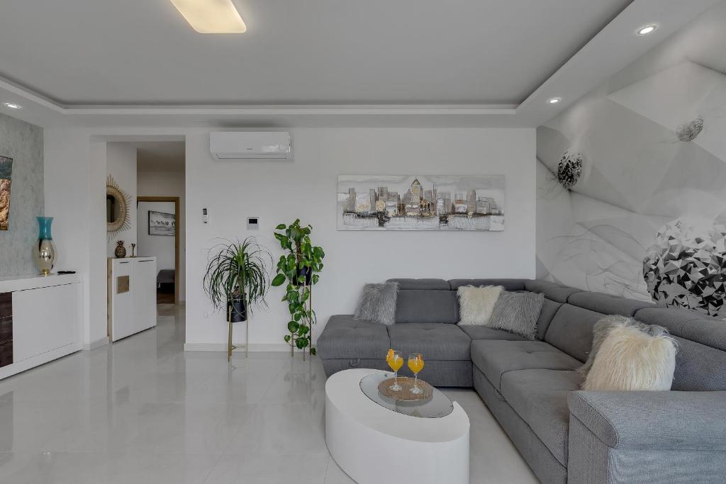 Posedenie v ubytovaní Luxury Promajna Beach Apartment