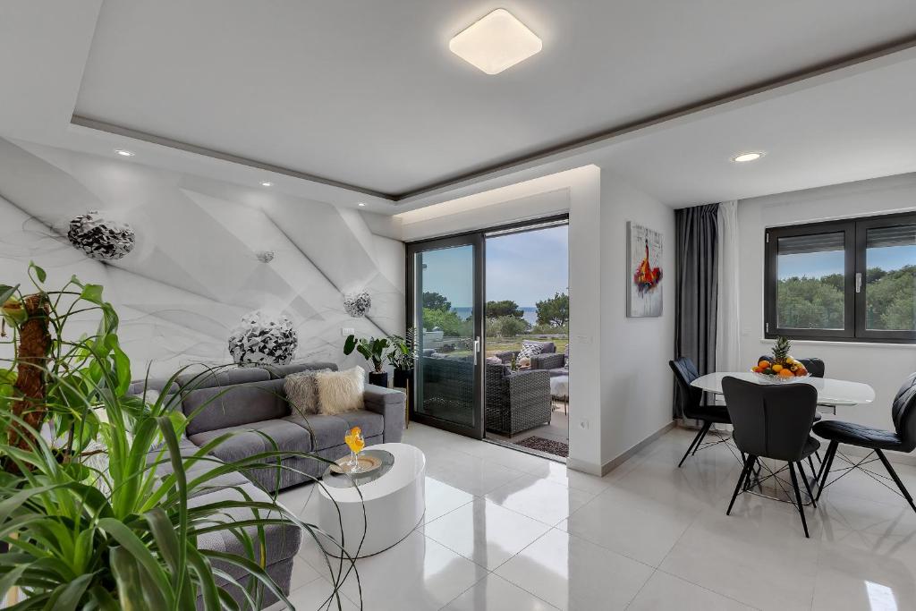Posedenie v ubytovaní Luxury Promajna Beach Apartment