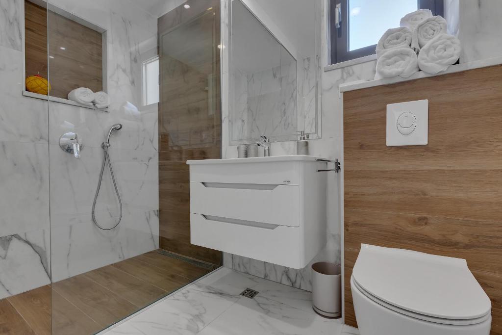 Kúpeľňa v ubytovaní Luxury Promajna Beach Apartment