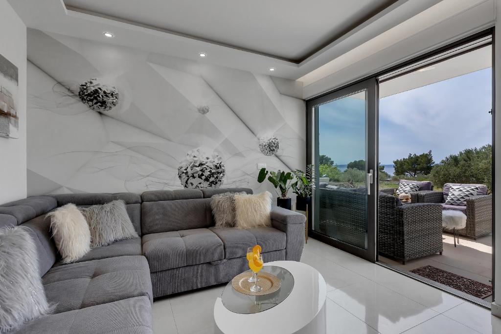 Posedenie v ubytovaní Luxury Promajna Beach Apartment