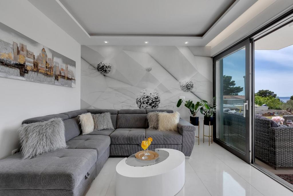 Posedenie v ubytovaní Luxury Promajna Beach Apartment