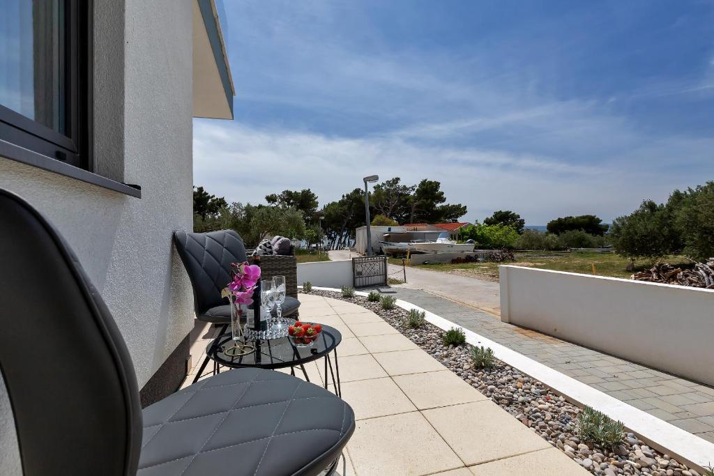 Balkón alebo terasa v ubytovaní Luxury Promajna Beach Apartment