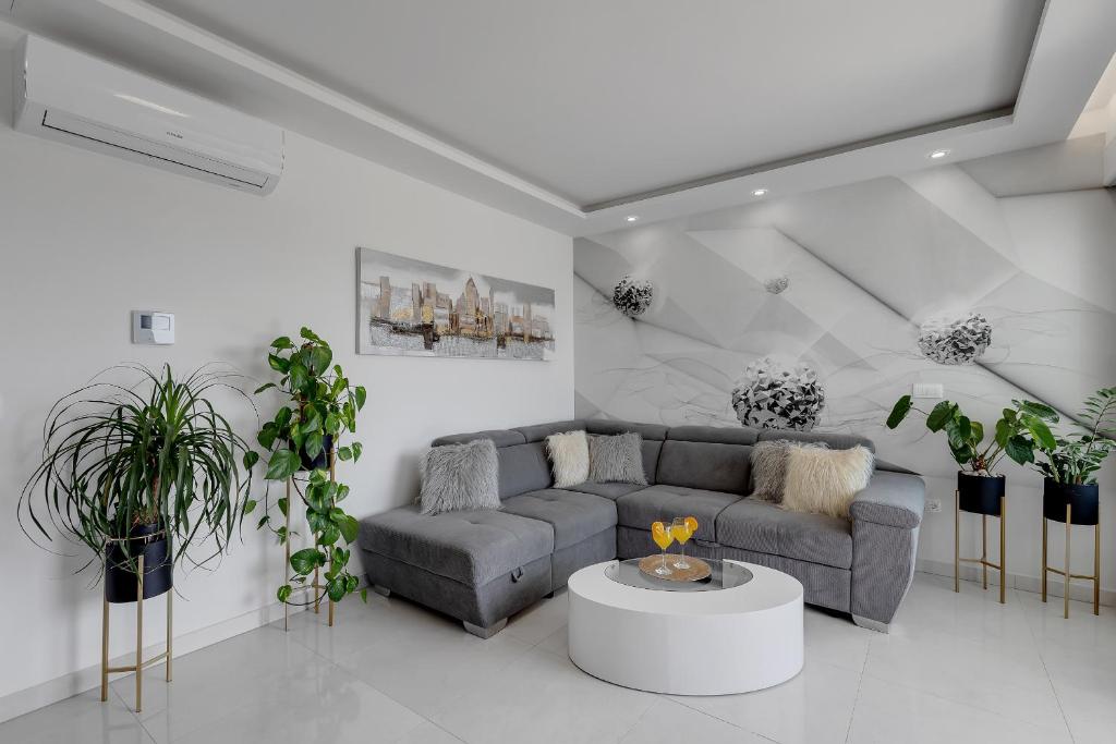 Posedenie v ubytovaní Luxury Promajna Beach Apartment