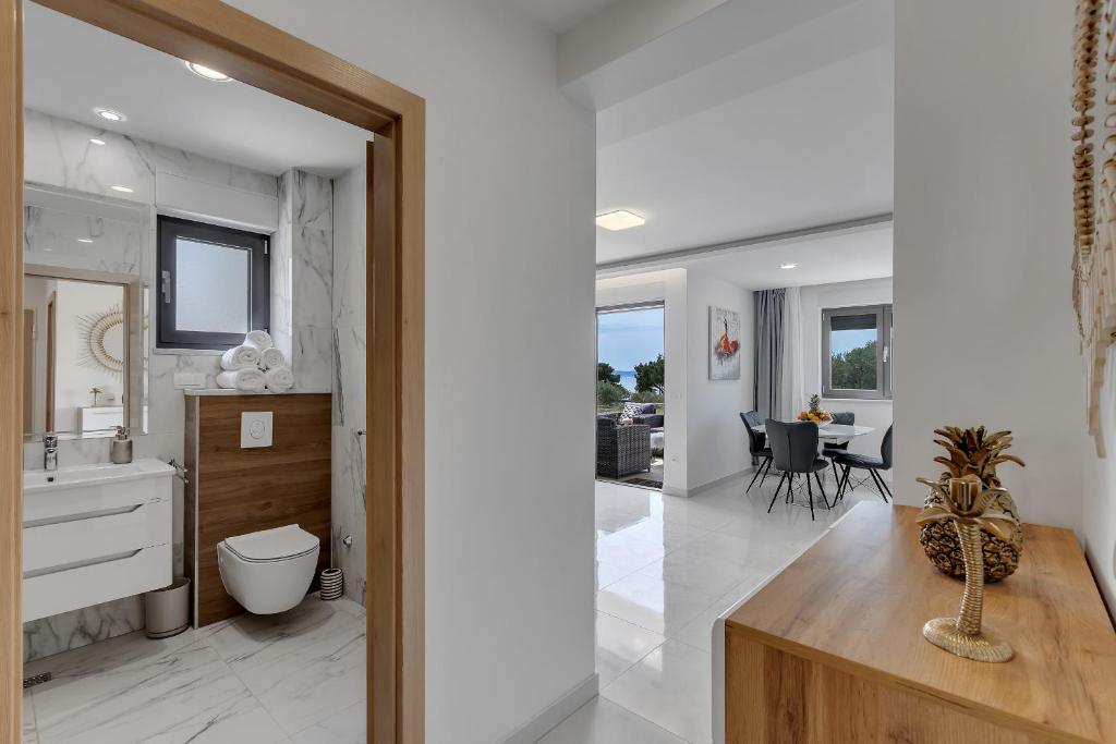 Kúpeľňa v ubytovaní Luxury Promajna Beach Apartment