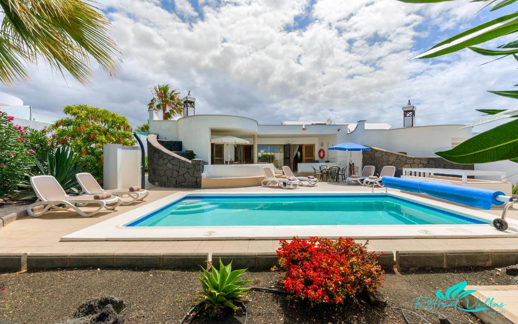 Zdjęcie z galerii obiektu Exceptional 3-Bed Villa private pool and Jacuzzi w mieście Playa Blanca
