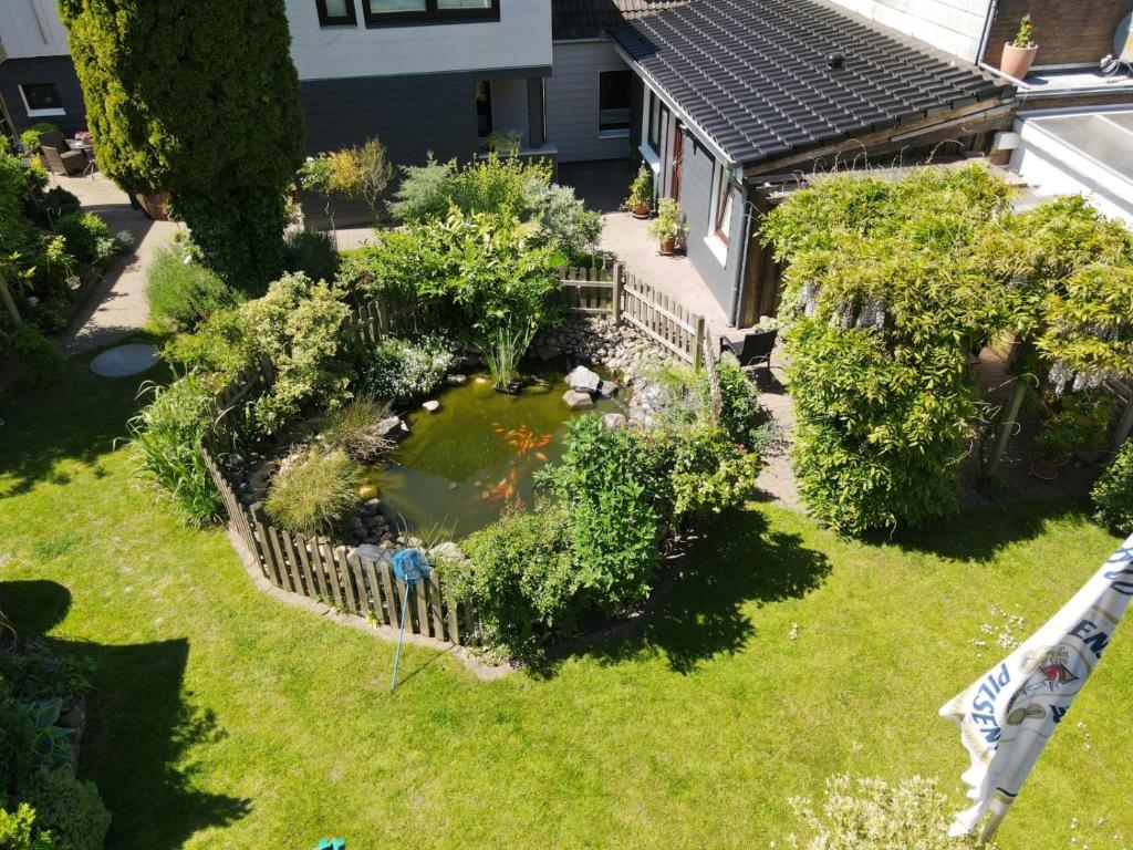 - une vue aérienne sur une arrière-cour avec un étang dans l'établissement 1 Raum Appartement mit Küchenzeile in Kappeln, à Kappeln