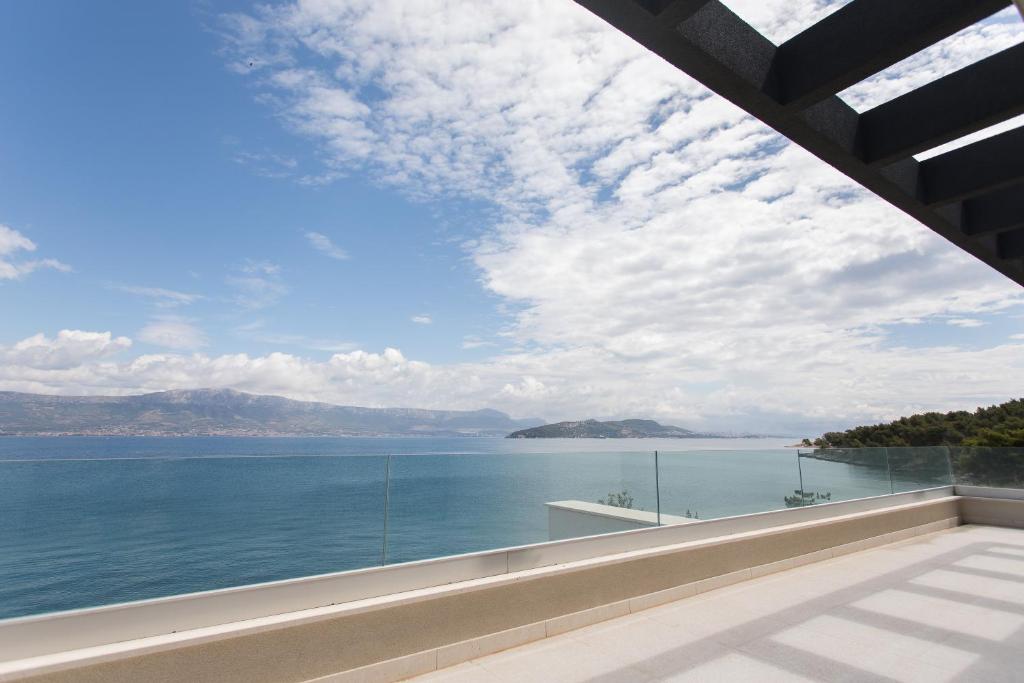 uitzicht op het water vanaf het balkon van een huis bij Villa A&D in Slatine