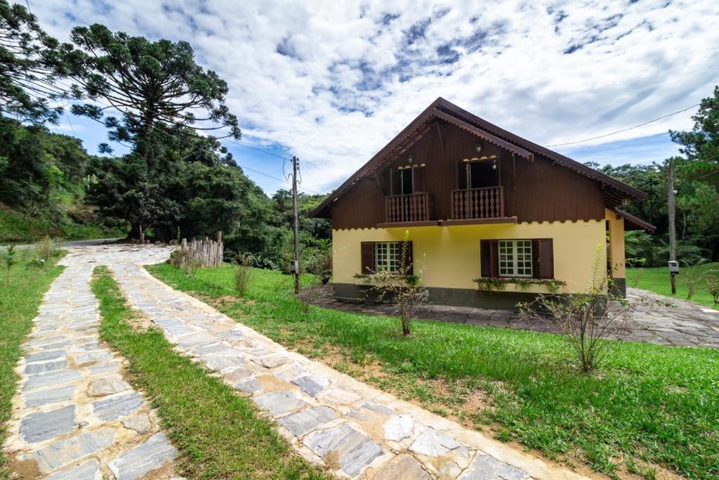 una pequeña casa en un camino de piedra en Chalés da Bocaina, en Bananal