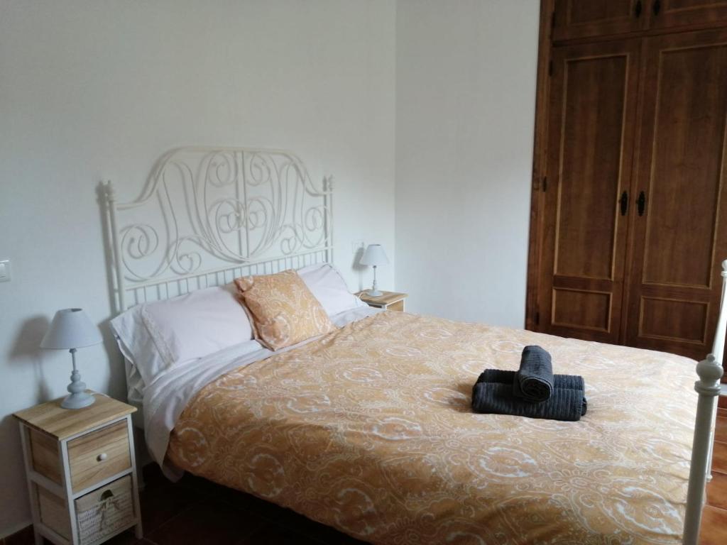 A bed or beds in a room at Casas Rurales Montejaque Pinos