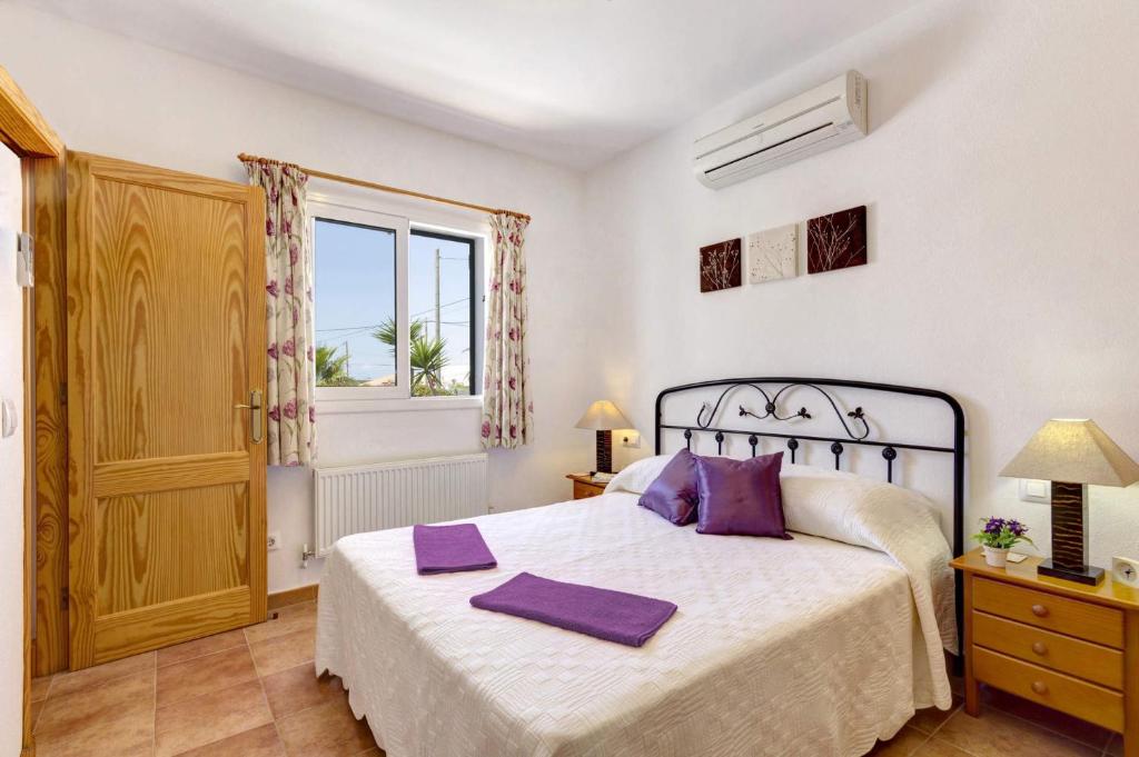 A bed or beds in a room at Villa Leander by Villa Plus