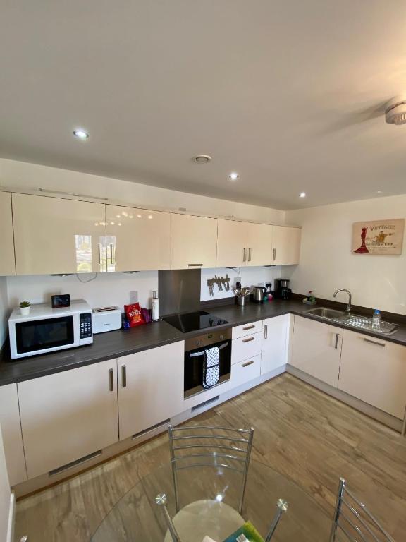 Woking Stylish And Modern 2 Bedroom Apartment