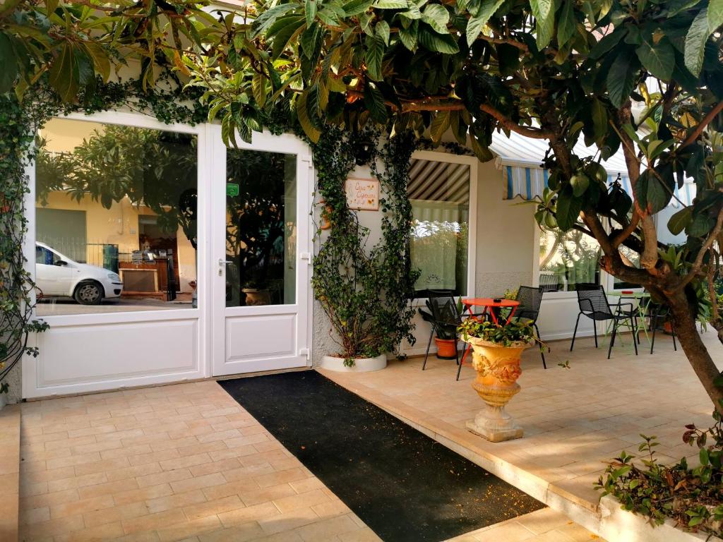 drzwi wejściowe domu z drzewem w obiekcie Casa Cipriani w mieście Potenza Picena