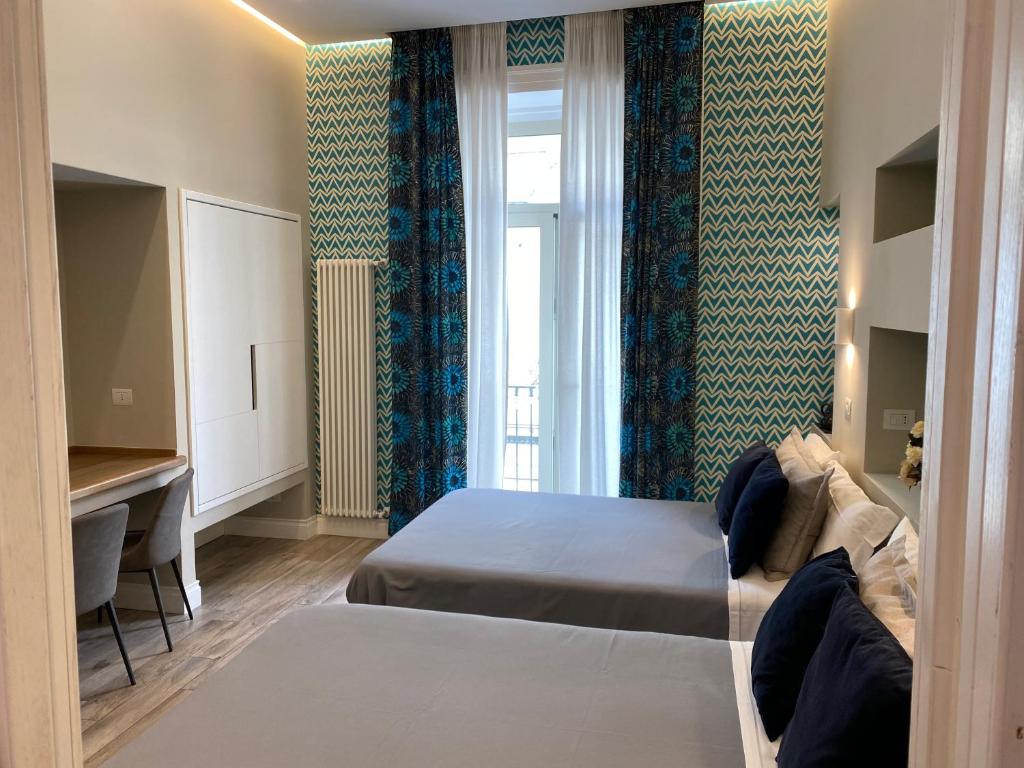 - une chambre avec un lit, un bureau et une fenêtre dans l'établissement Ambra Noblesse, à Naples