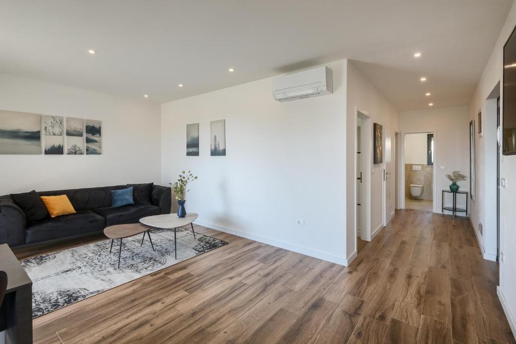 Belvedere Holidays - Deluxe Apartment With Garden And Sea View