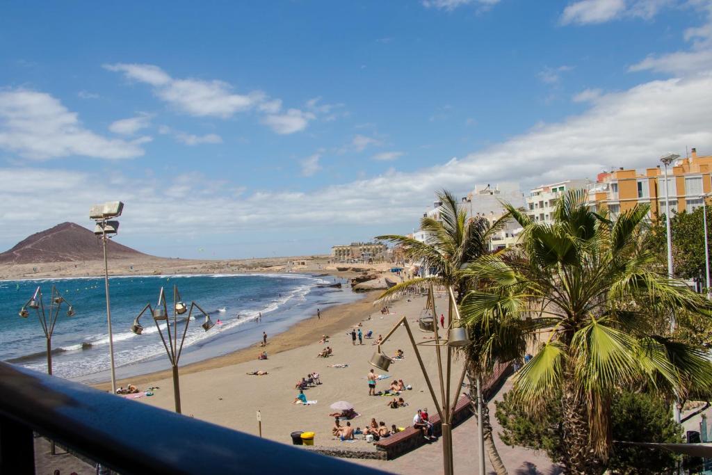 vista su una spiaggia con persone sulla sabbia di Apartments Alba a El Médano
