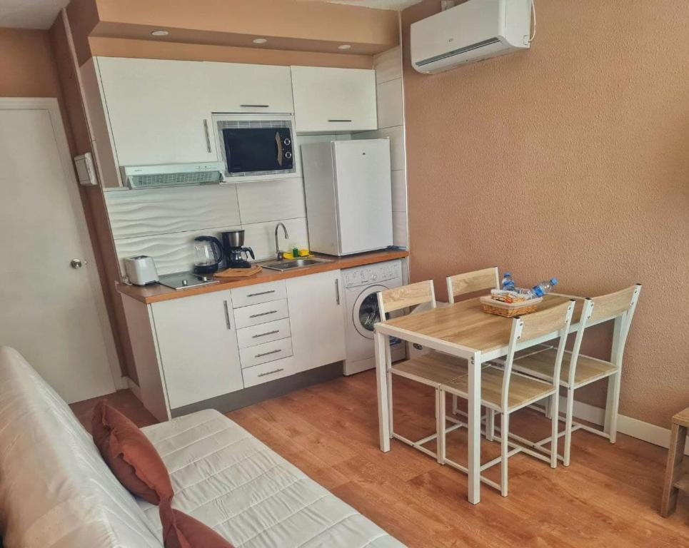 A kitchen or kitchenette at Primera linea Oropesa del Mar