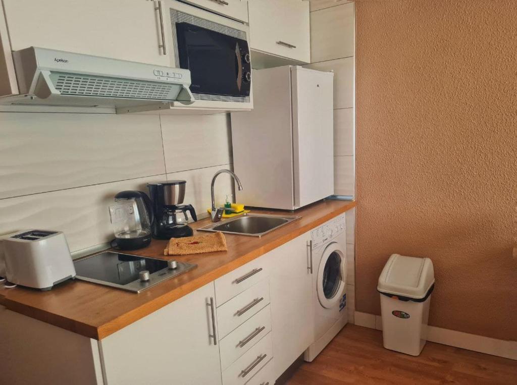 A kitchen or kitchenette at Primera linea Oropesa del Mar