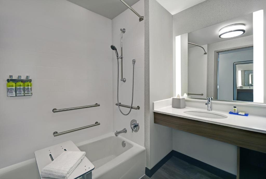 Holiday Inn Express - Houston - Galleria Area, an IHG Hotel - Standaard Queen Kamer Met Twee Queen Bedden En Mobility Toegankelijke Tub