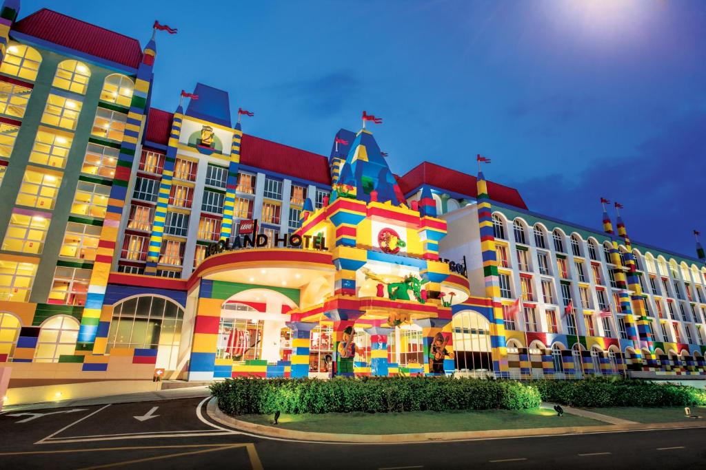 een groot gebouw met een kleurrijke gevel bij Legoland Malaysia Hotel in Nusajaya