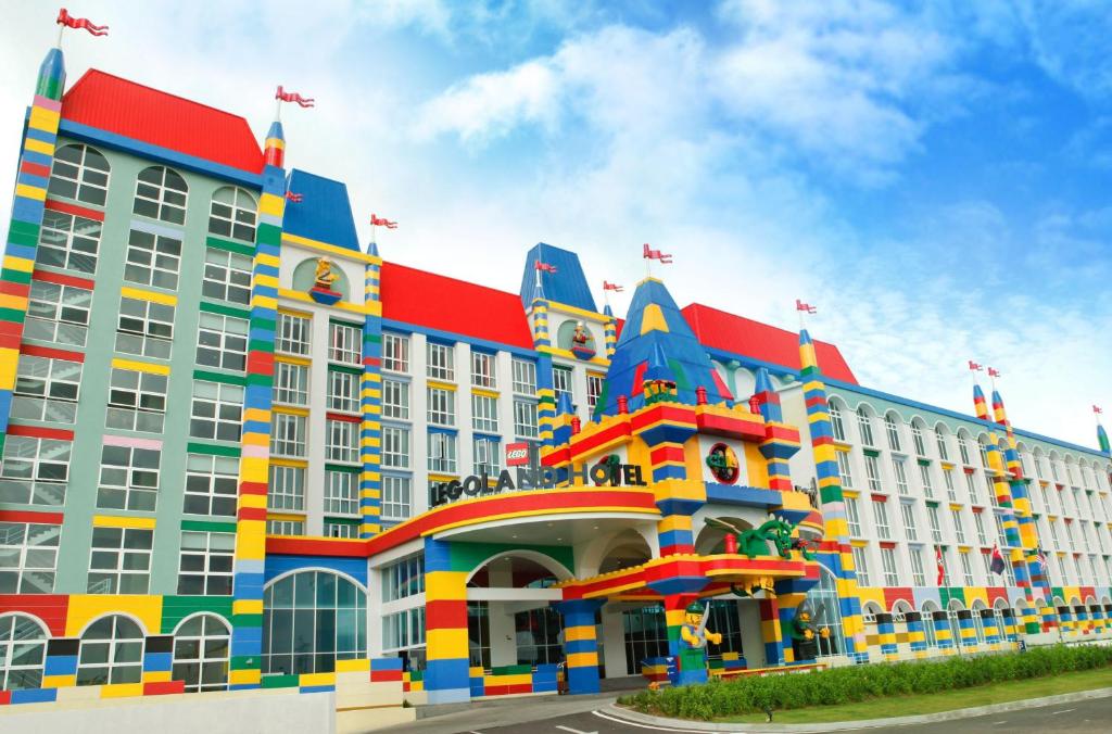 ヌサジャヤにあるレゴランド マレーシア ホテルのレゴ壁画のある大きな建物
