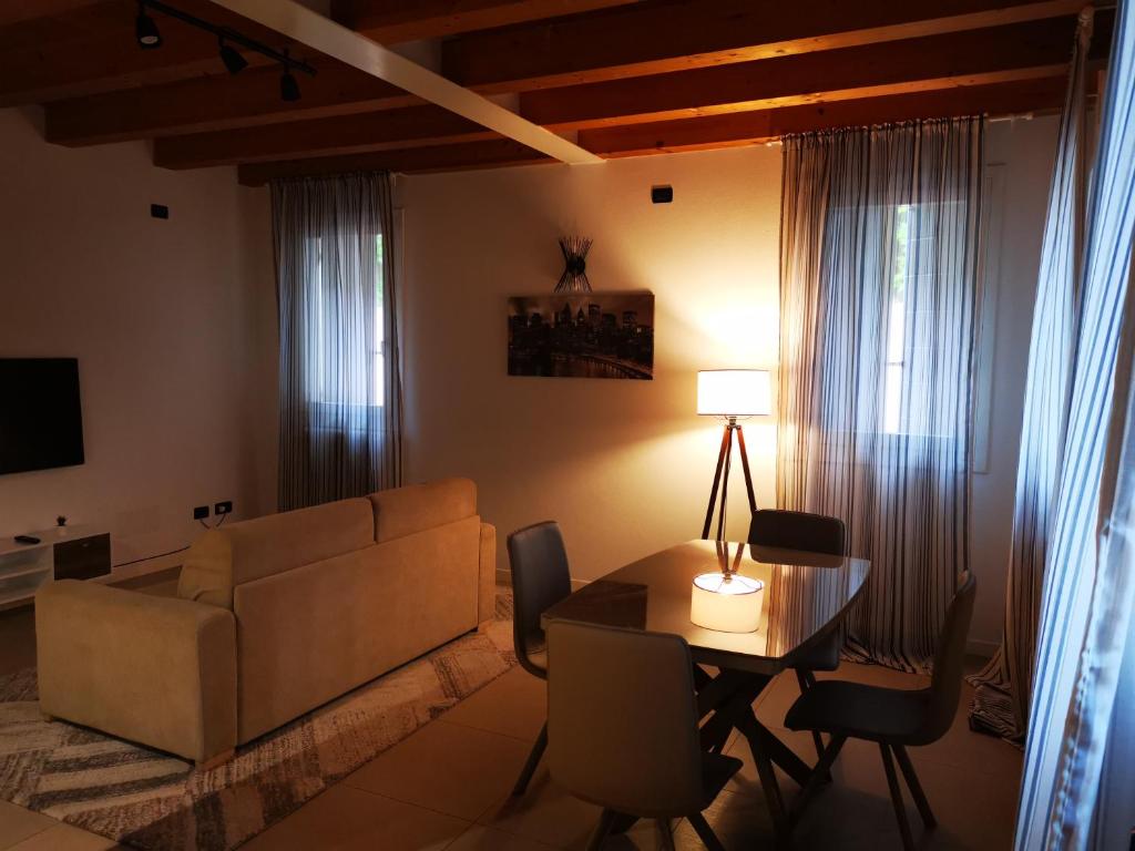 uma sala de estar com um sofá e uma mesa em Villa Zen 2 em Pádua