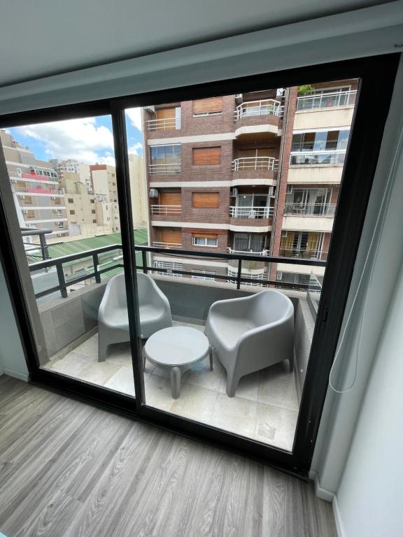 una finestra con vista su un balcone. di APART Caballito II a Buenos Aires