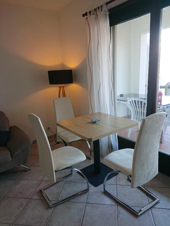 Area soggiorno di 1 Zimmer Apartment mit Seesicht und Pool