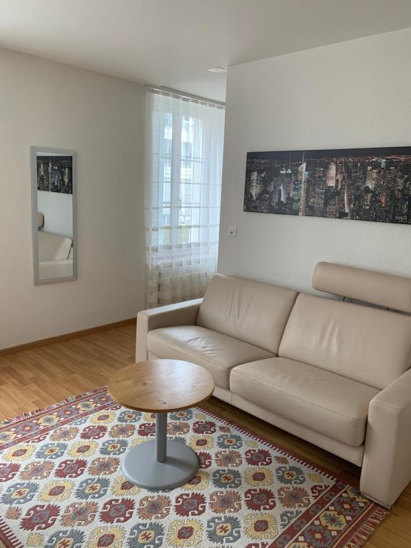 sala de estar con sofá y mesa en 2 Zimmer Appartement, en Winterthur