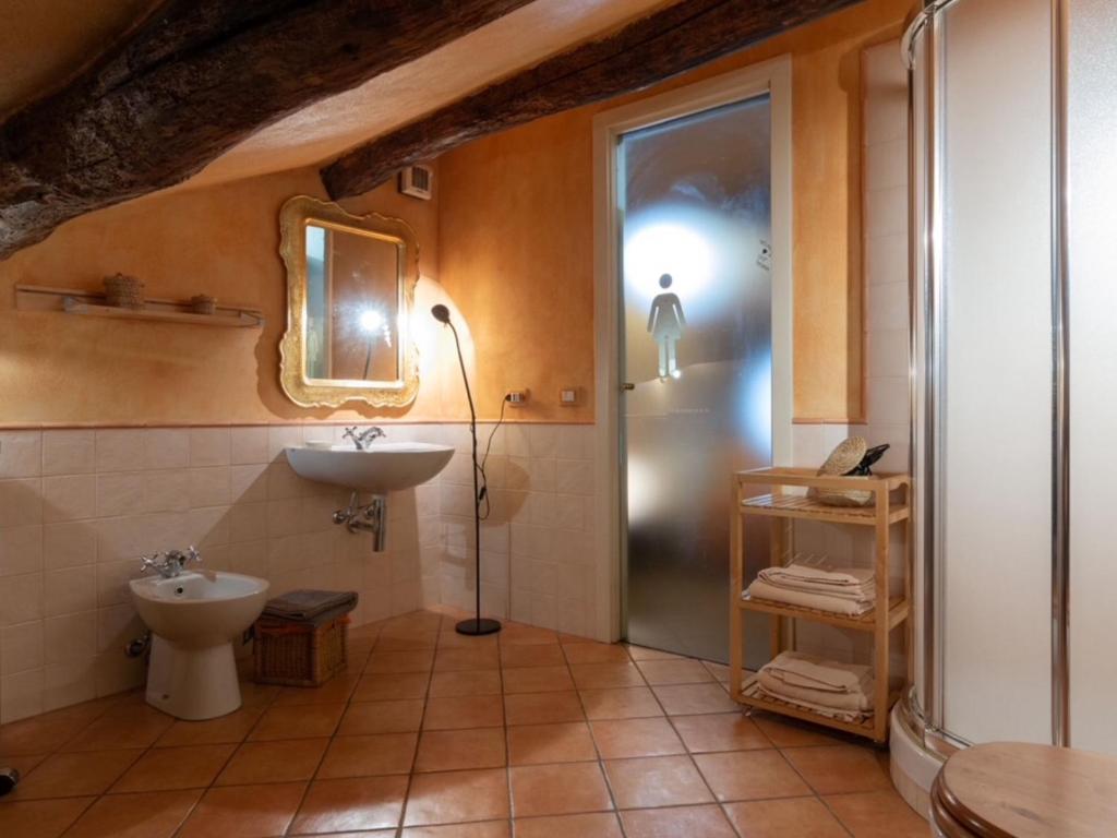 łazienka z toaletą, umywalką i prysznicem w obiekcie Bea Ducale w mieście Vigevano