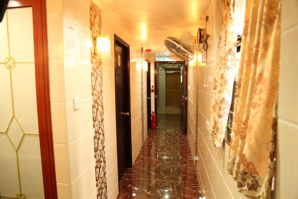 un pasillo con suelo de baldosa y un pasillo largo en Holland Guest House, en Hong Kong