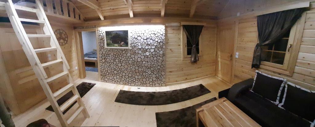 Wooden House Ripac في بيهاتش: إطلالة علوية على كابينة خشب مع غرفة معيشة