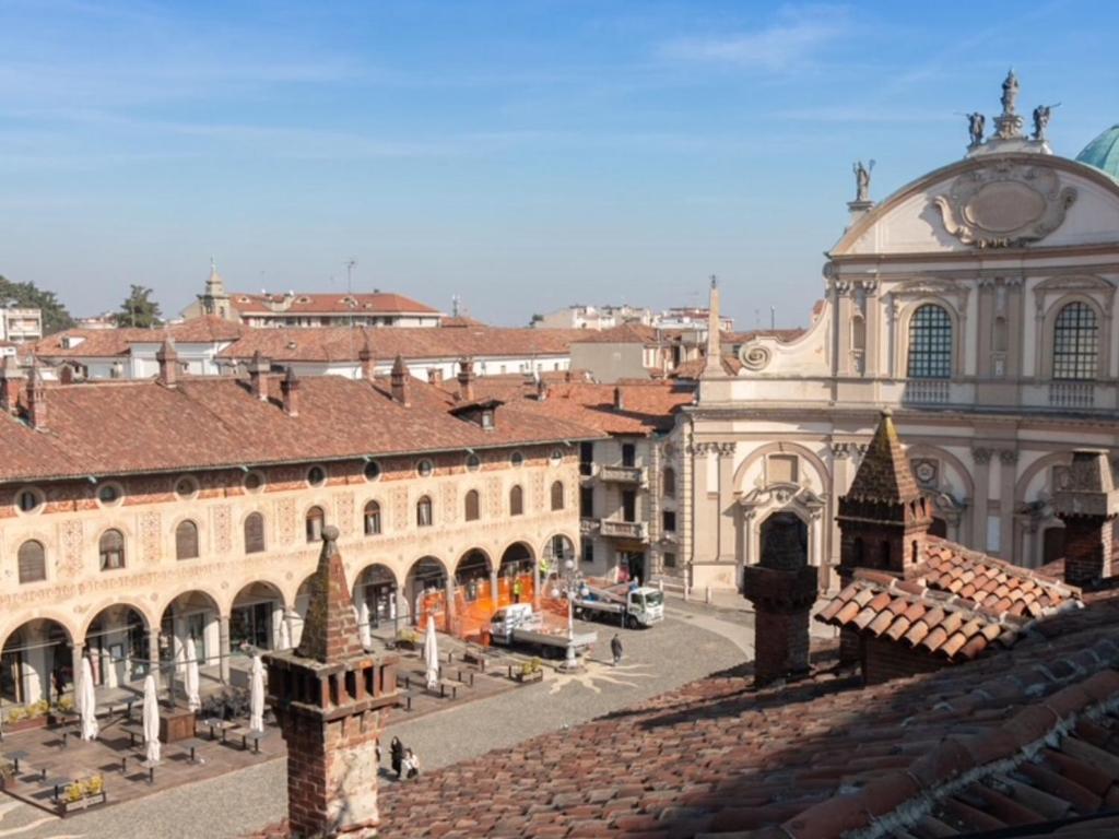 widok na miasto z budynkami i ulicą w obiekcie Bea Ducale w mieście Vigevano