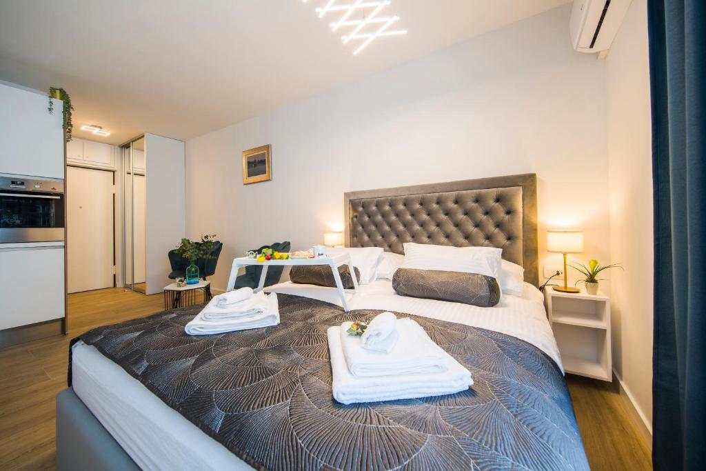 - une chambre avec un grand lit et des serviettes dans l'établissement RC Apartment, à Split